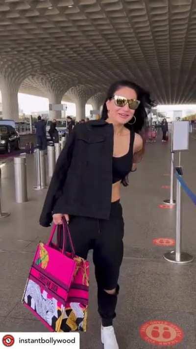 Ameesha Patel Mam goes Black..ð¤â¤ï¸ She looks very very glamorous and stunning ð