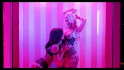 Caprice & Eva's pink show