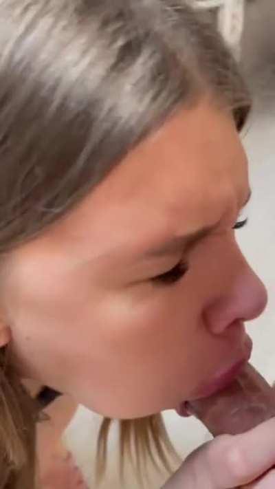 I'm only 18, and this is the first time someone cums in my mouth, it was delicious 😋