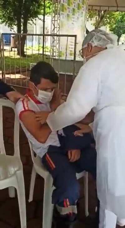médico da samu desmaia de medo com agulha (mas está vacinadoh)