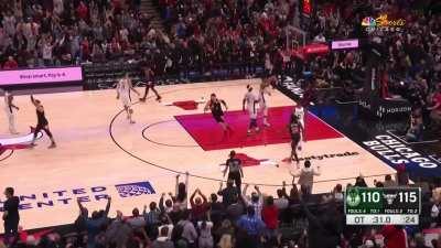 [Highlight] Giannis with his 6th turnover of the night on the clutch inbounds pass and Patrick Williams gets the wide open dunk in OT