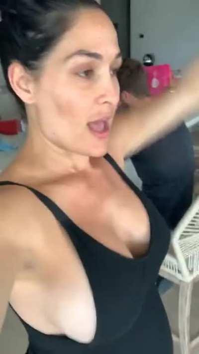 Mega milf sideboob