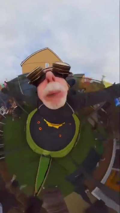 Man records himself with 360° in different costumes