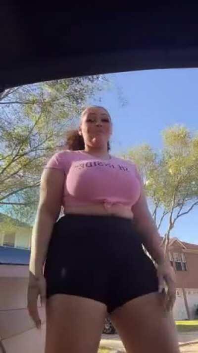 She knows how to shake her thicc ass (IG)