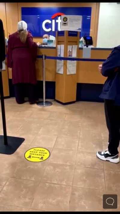 Scientist Karen threatens to get Citibank worker fired over asking her to wear a mask