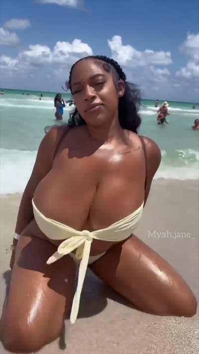 Beach time @myah.jane_