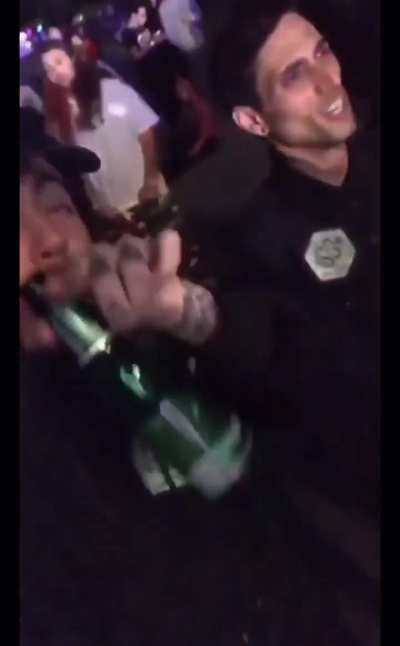 Malcolm jamming to „In the End“ by Linkin Park