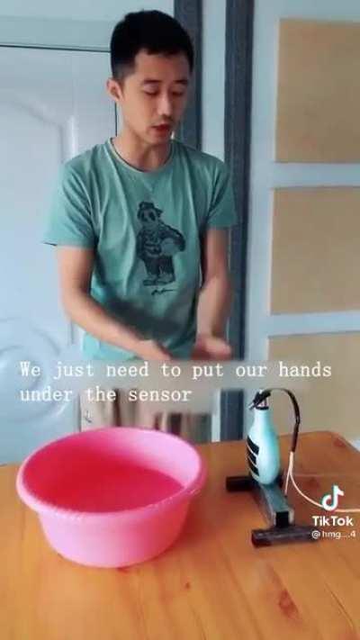 Automatic Squeezing Hand Sanitizer Aid