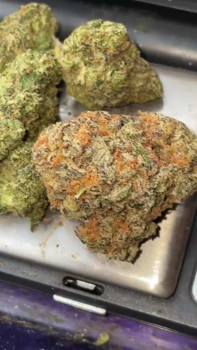 4 gram of khalifa kush and sour tropical zkittlez rolled in two paper how we looking?