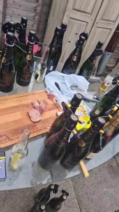 WAGTHROman se pregateste de petrecere