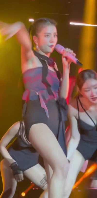 JISOO thighs and ass