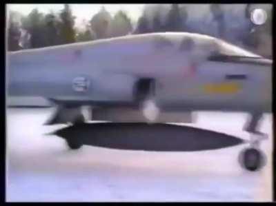 You think this is how most Ace Combat protagonists kill time when not on a mission?