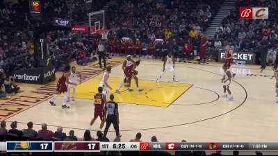 [Highlight] Evan Mobley goes straight through Myles Turner on his way to the hoop