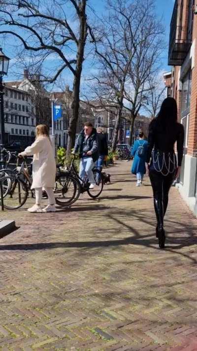 Going for a walk on my 21 cm heels😈🖤