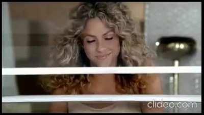 Alejandro Sanz is surprised with Shakira's dance