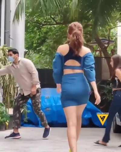 Kriti sanon top to bottom and don't miss the🍑