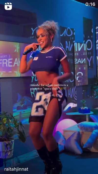 Tinashe's Electrifying Performance at Urban Outfitters!