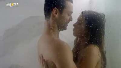 Yolanthe onder de douche in serie Bluf