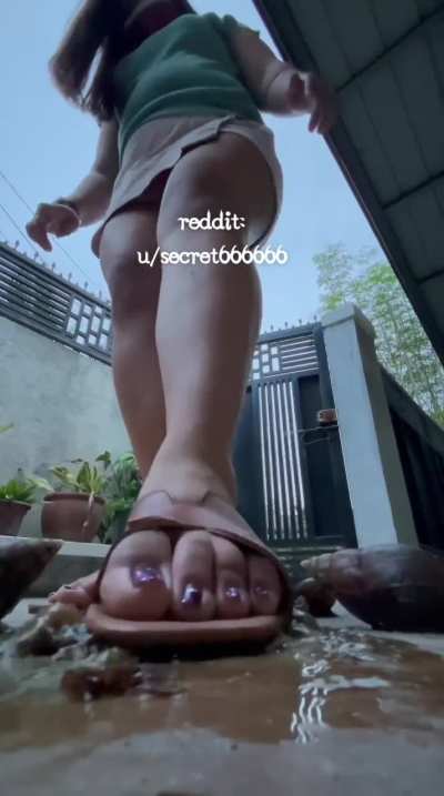 These flat sandals need some deep cleaning after crushing these big juicy gooey snails 😜😘