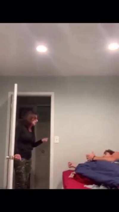 Uzak diyarlardan post getirdim. Uyanın KGB halkı