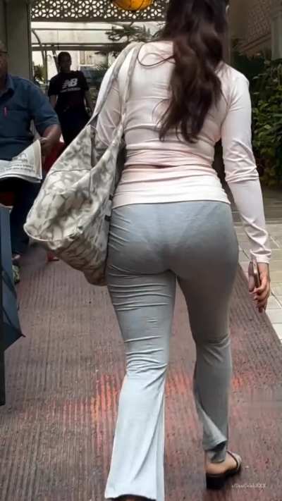 Big b00ty and panty lines at display in grey pants