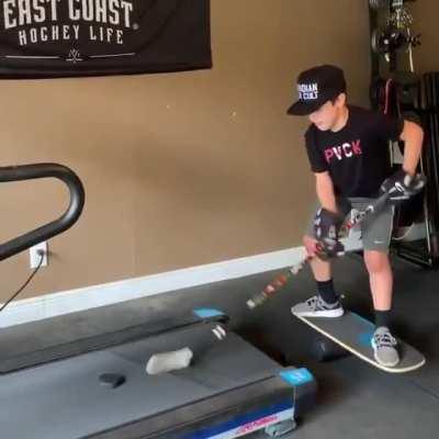 Малой тренируется