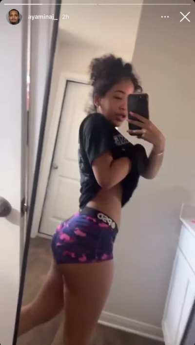 somebody help aya 🙈🎂🎂