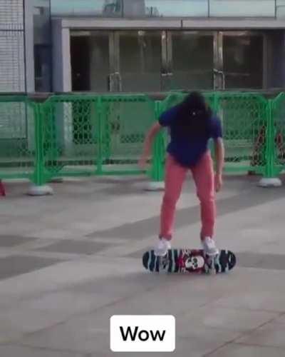 Спокойно отношусь к скейтерам, но этот паренёк научился кататься