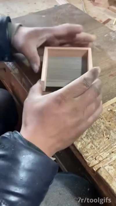 Mechanism inside a cigarette dispenser