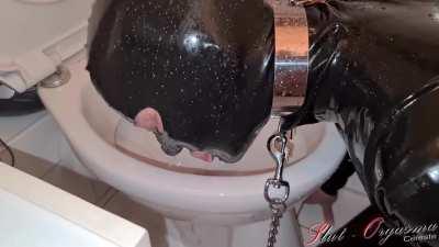 Slave Slut-Orgasma Celeste in Latex piss drinking and toilet cleaning