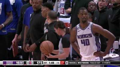 [Highlight] Westbrook fouls out to a huge ovation from the Clippers crowd with a franchise record 14 assists in a debut