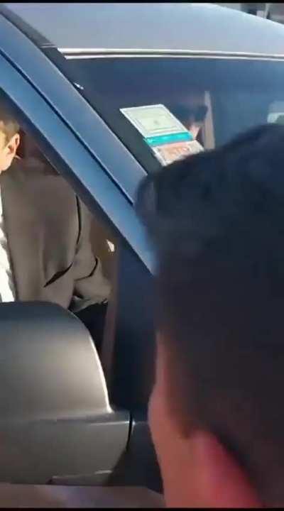 Massa recibiendo el calor de la gente.