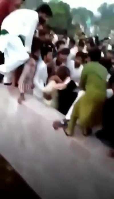 400 men groping,beating & tearing cloth of 1 girl in MinarePakistan. This happened on Pakistan's Independence Day
