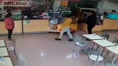 Pibe encuentra figurita de Messi y festeja como si se lo hubiera encontrado en persona!