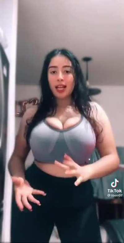 Como cuando ni hasta un bra deportivo es suficiente para cargar semejantes melones y tienes que usar un bra abajo del bra deportivo