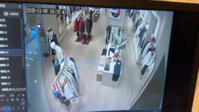 网传女子在商城把人家店铺里的衣服点着了。
