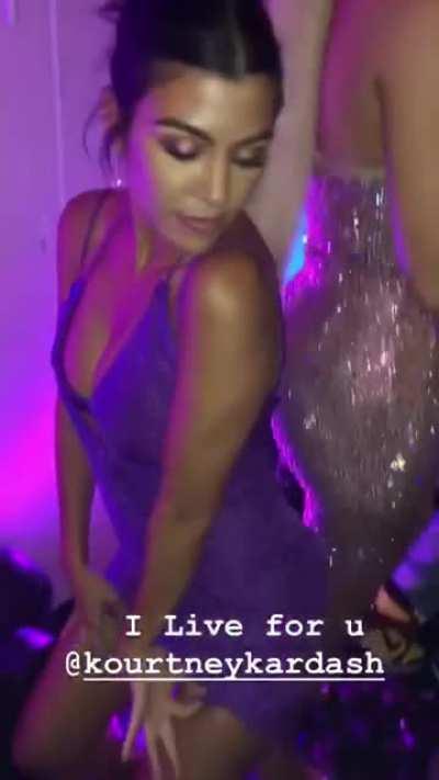 I guess I won't be posting drunk Kourtney any more... No awards, means U guys don't like the post's. Say bye bye to drunk Kourtney.🥴👈🏾👋🏾😁