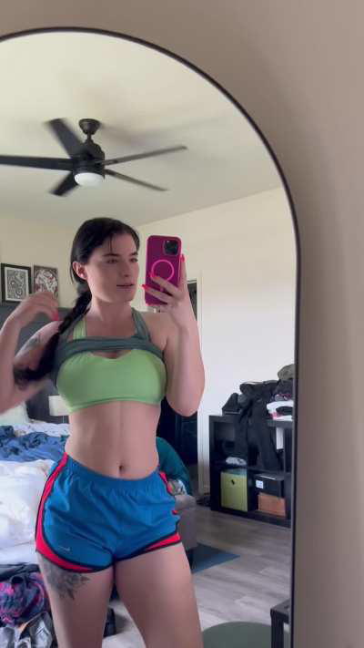 Gym shorts and really nice rack 🎶💃