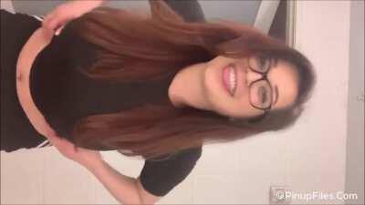 Alguien sabe quién es ella??