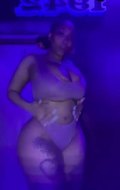 What’s better than a woman with a fat ass? A woman with big titties and a fat ass!!!