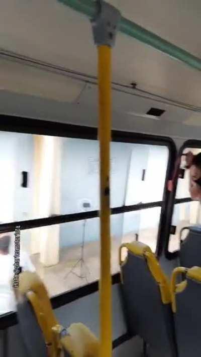 Pra você que sempre teve vontade de puxar a alavanca da janela do ônibus