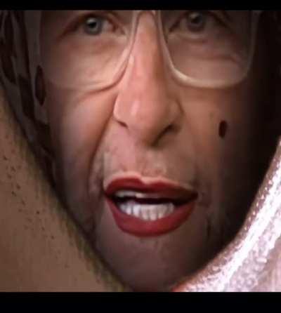 Curagem, faltou curagem… Veloso cabelo de boneca