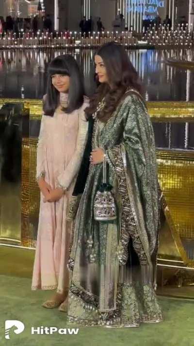 Aradhya and Aishwariya looking good together. While Aish is largely ignoring the paps, poor aradhya is trying her best to do everything the paps ask them to do!