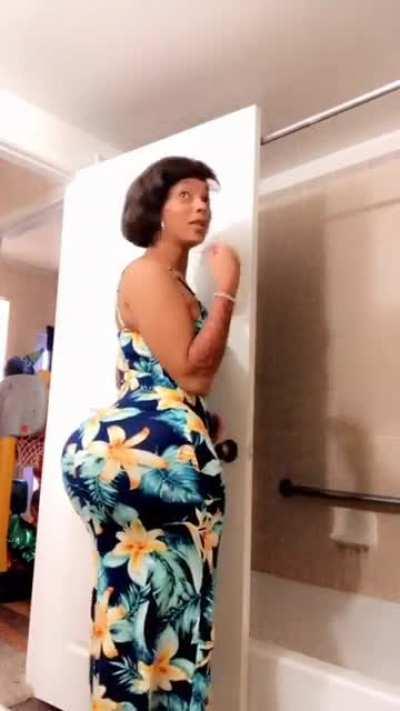 Ms. Parker looking fine in that sundress 😍