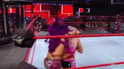 Alexa frantically escapes the Bank Statement during Elimination Chamber 2018