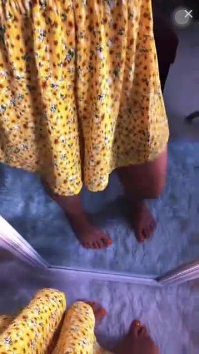 Another girl with cute beautiful orange 🍊 toes and a yellow dress in the mirror was live from Saturday!!