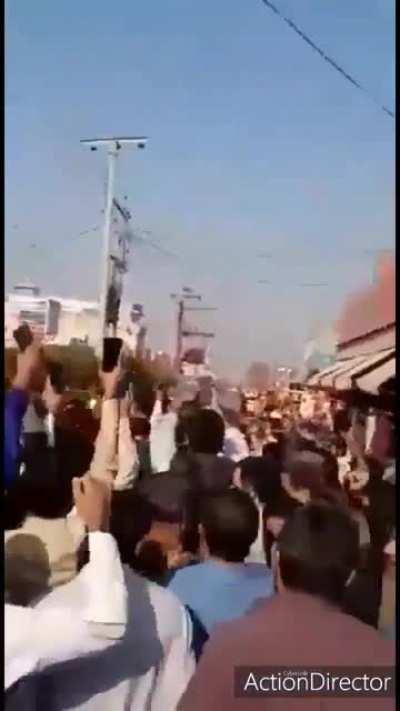 A security guard at a branch of National Bank of Pakistan Flag of Pakistan in Punjab has killed the bank's branch manager, accusing him of #blasphemy after a heated argument. Crowds greet the guard with slogans, praising the murder & calling for death