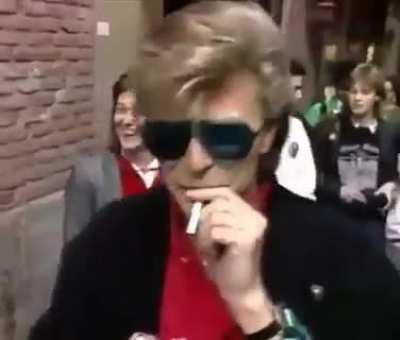 I just found this fun video, Bowie forgot to give back a fan's pen. She was an Argentinian fan (spanish speakers will understand what she said😂)