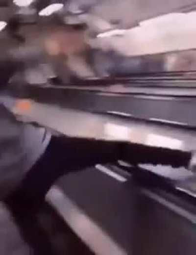 Trying this idiot leg move on the escalator