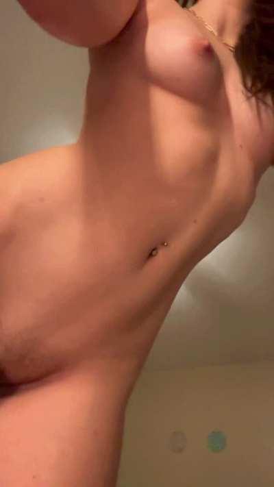 She moves to tease you 😳..😏